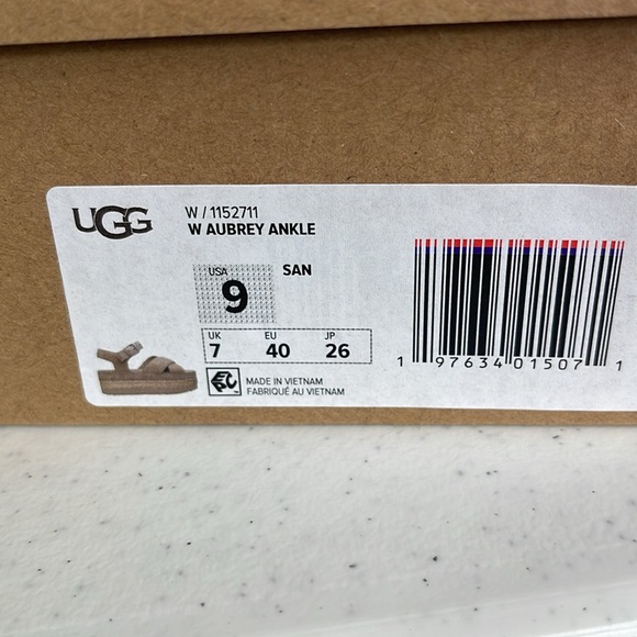 UGG
Women's Natural Aubrey Flatform Sandals Sz 9 (color sand) - Picture 11 of 11